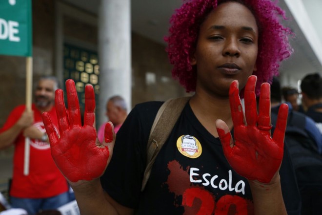 Mãos em vermelho foram colocadas em memória ao 29 de abril de 2015. | Henry Milleo/Gazeta do Povo