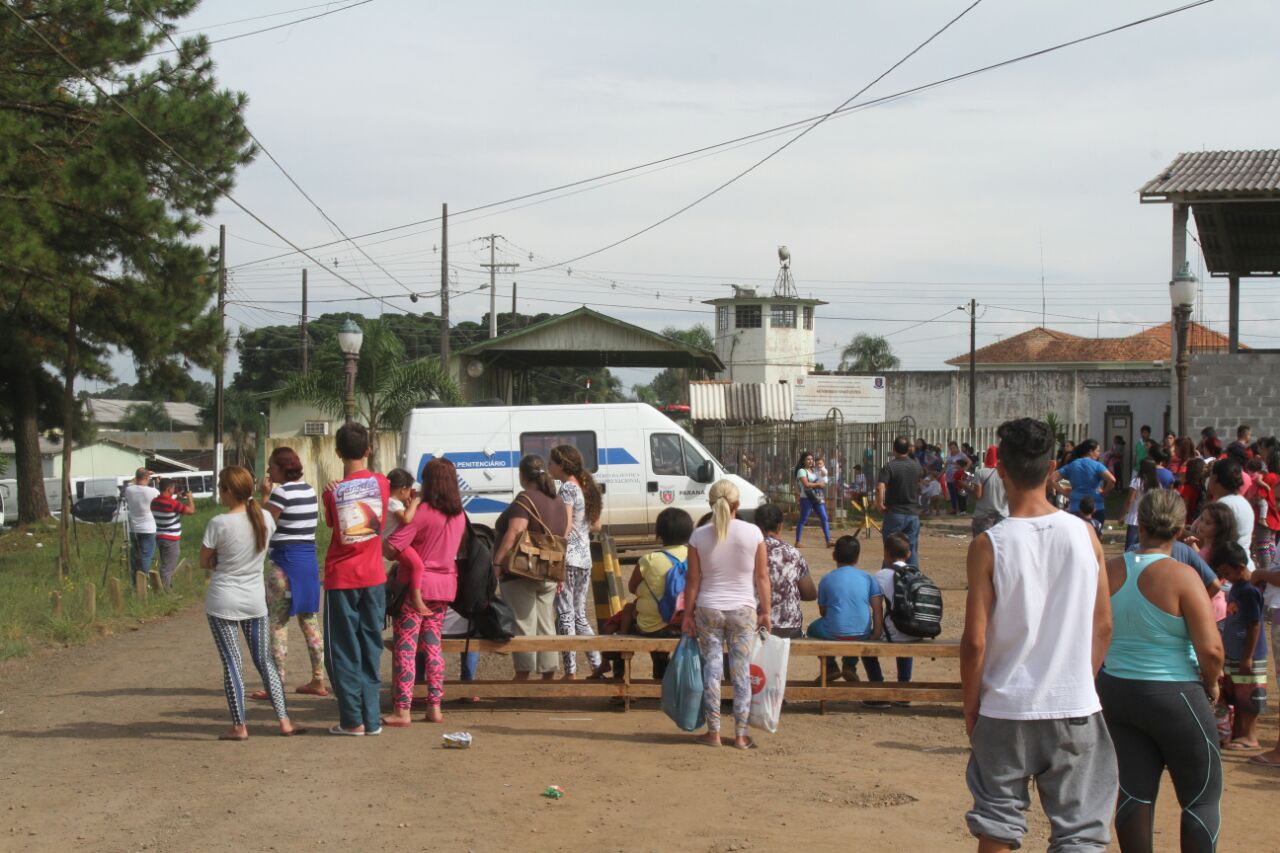 Familiares se aglomeram na frente da Penitenciária de Piraquara à espera de noticias sobre a rebelião | Gerson Klaina/Tribuna do Paraná