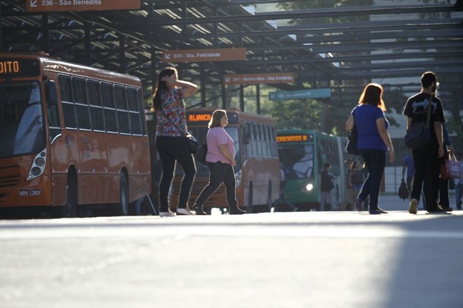 Durante e período da manhã alguns ônibus e vários passageiros passaram pelo terminal do Santa Cândida | Jonathan Campos/ Gazeta do Povo