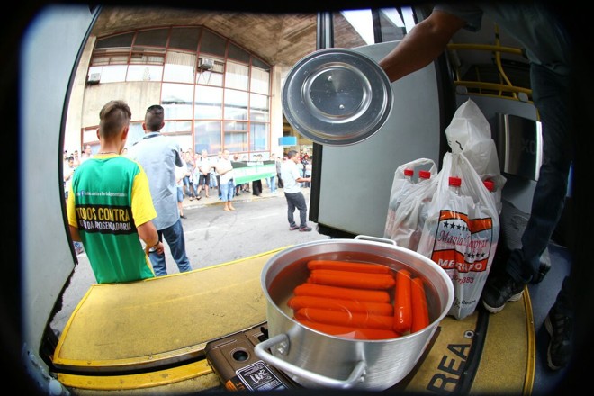 Para os motoristas e cobradores, em Curitiba “tudo acaba em vina”. | Daniel Castellano/Gazeta do Povo