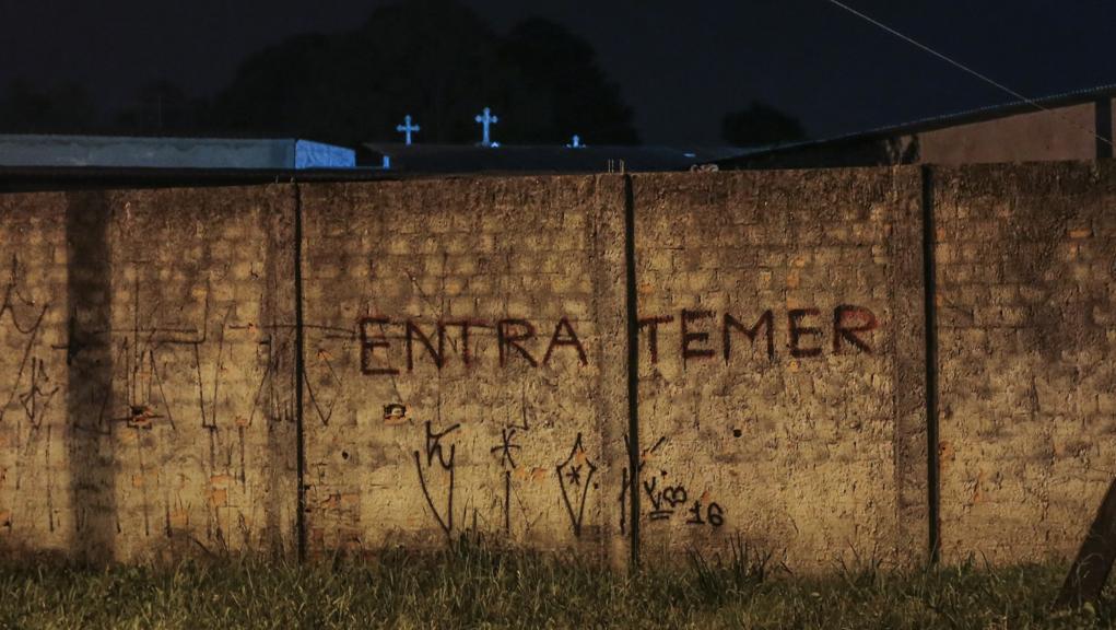 Pichação convida o presidente Temer para “entrar” no cemitério do bairro Abranches, em Curitiba. | Daniel Castellano/Gazeta do Povo