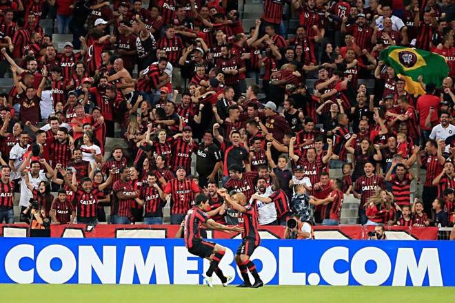 Jonathan cruzou, Lucho finalizou e a bola estufou a rede da Católica: 1 a 0 para El Paranaense aos 4 minutos de jogo. | Albari Rosa/Gazeta do Povo