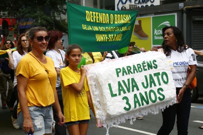 Manifestantes desfilaram com “bolo” de aniversário para comemorar os três anos da Lava Jato. | Aniele Nascimento/Gazeta do Povo