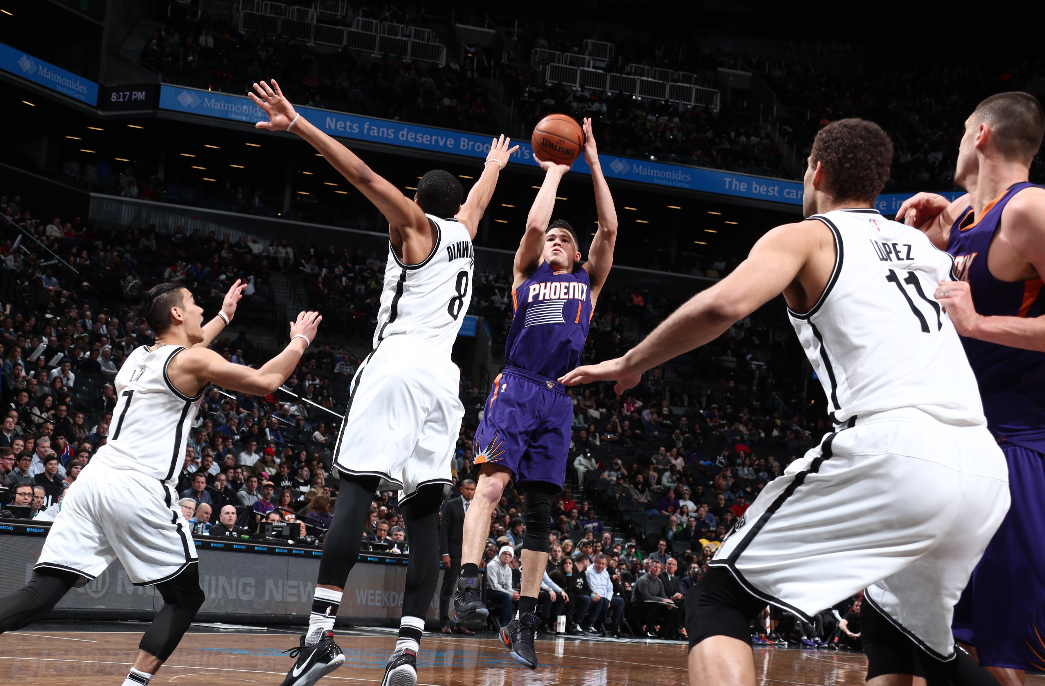 Devin Booker,de apenas 20 anos, é o sexto jogador a marcar 70 pontos em uma partida da NBA. | Nathaniel S. Butler/AFP