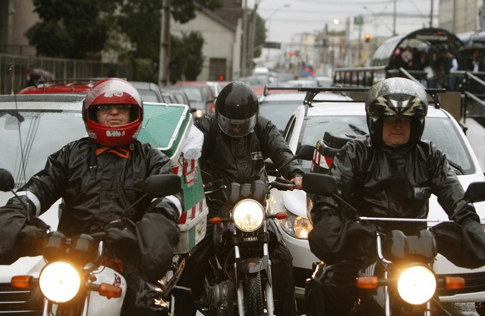 Projeto quer colocar motocicletas à frente dos carros nos semáforos | Hugo Harada/Gazeta do Povo