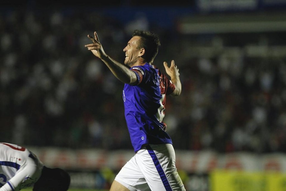 Zagueiro Eduardo Brock comemora o primeiro gol paranista contra o Bahia. | Antônio More/Gazeta do Povo
