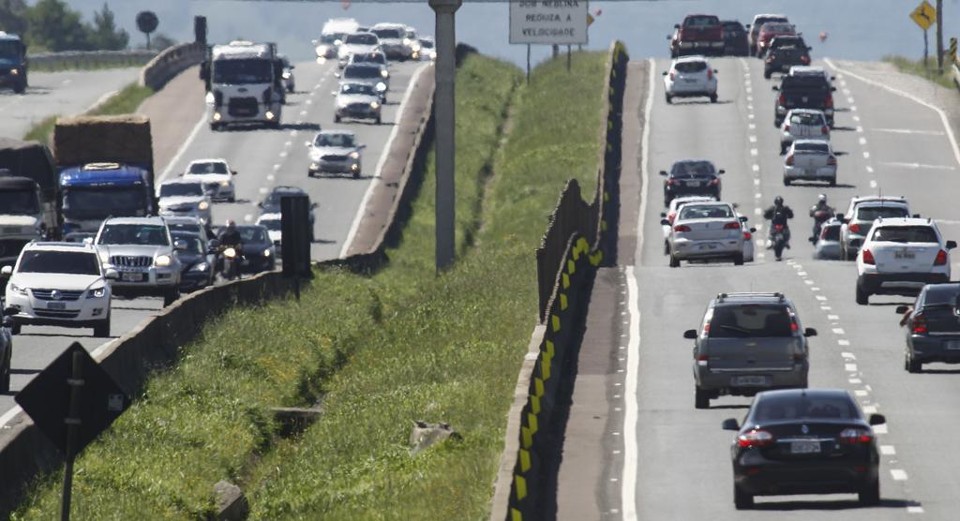 BR-376 entre o Litoral de SC e Curitiba: fluxo deve ser alto na rodovia até as 16 horas | Jonathan Campos/Gazeta do Povo