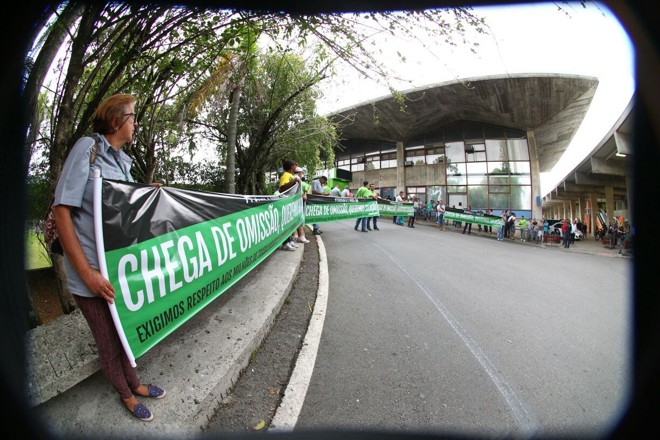 No fim da tarde de quinta-feira (16), funcionários do transporte público de Curitiba protestaram na sede da Urbs. | Daniel Castellano/Gazeta do Povo