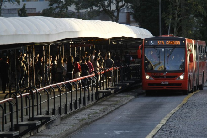 O retorno, ainda que parcial, da circulação dos ônibus em Curitiba fez com que os terminais ficassem lotados já nas primeiras horas desta manhã. É o caso, por exemplo, do Terminal do Boa Vista. | Jonathan Campos/ Gazeta do Povo