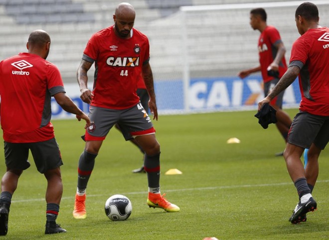 Zagueiro Thiago Heleno admite necessidade de reação do Atlético no Paranaense. | Aniele Nascimento/Gazeta do Povo