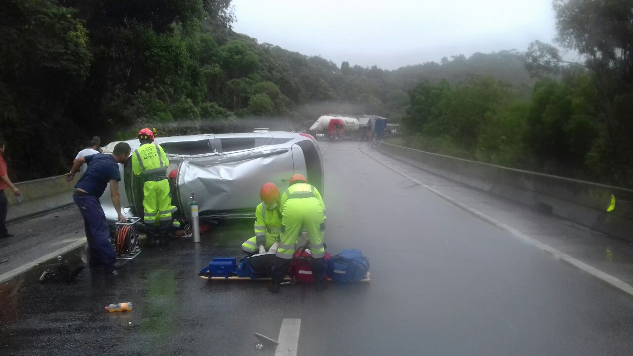 Capotamento ocorreu na BR-376, em Tijucas do Sul | PRF/ Divulgação