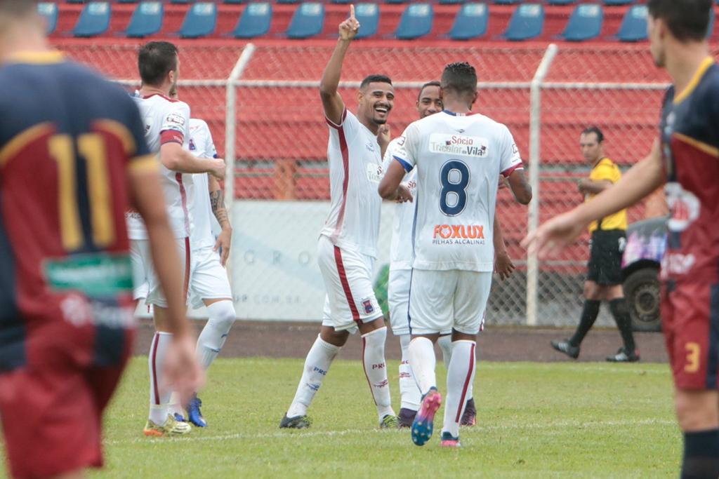 Gabriel Dias comemora o terceiro gol do Paraná na goleada sobre o Toledo. | Cezar Machado/Gazeta do Povo