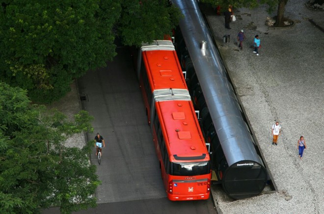 Biarticulado foi fotografado na Praça Rui Barbosa no fim da tarde de quarta (15). | Daniel Castellano/Gazeta do Povo