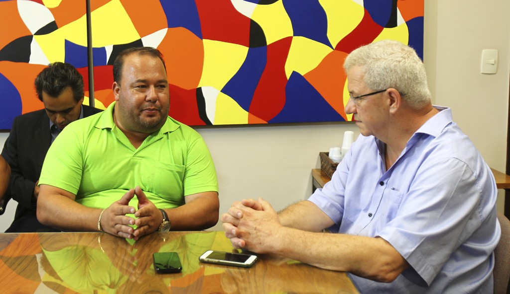 Presidente da Urbs, José Luiz Andrueguetto (à direita) e o presidente do Sindimoc, Anderson Teixeira, (camisa verde) durante mesa de negociações na Urbs