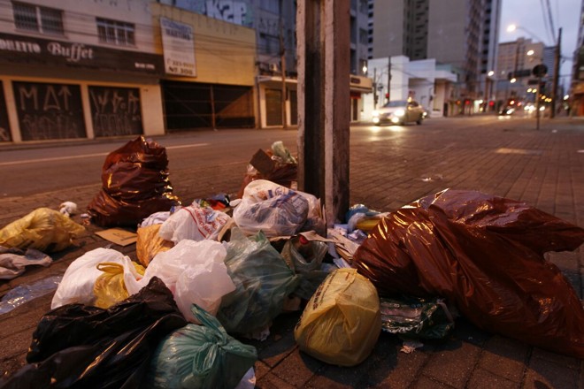 Apesar dos trabalhadores da limpeza pública terem retomado as atividades nesta quinta-feira (16), pela manhã ainda se via bastante lixo pelas ruas. | Jonathan Campos/ Gazeta do Povo