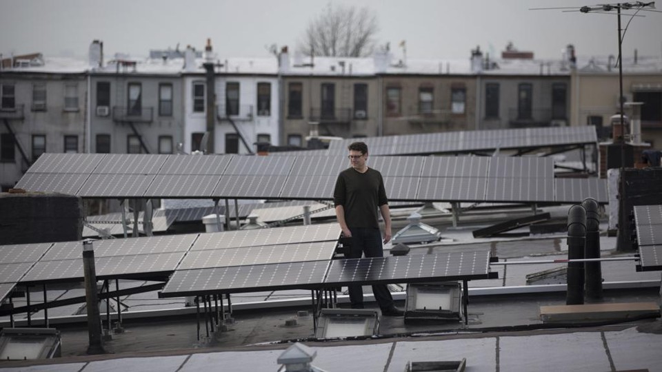 Microrrede do Brooklyn, nos Estados Unidos, permite que vizinhos comercializem energia entre si | Kevin Hagen/The New York Times