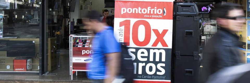 Por que os juros são tão altos no Brasil? Por que os juros são tão altos no Brasil? As novas regras para o rotativo do cartão de crédito são apenas a primeira vitória de uma longa cruzada contra os juros no país. Leia na Gazeta do Povo | Daniel Castellano/Gazeta do Povo
