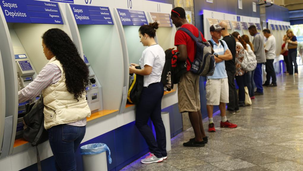 As principais dificuldades encontradas pela população até então dizem respeito a problemas de documentação, que devem ser resolvidos pelos próprios trabalhadores. | Aniele Nascimento/Gazeta do Povo