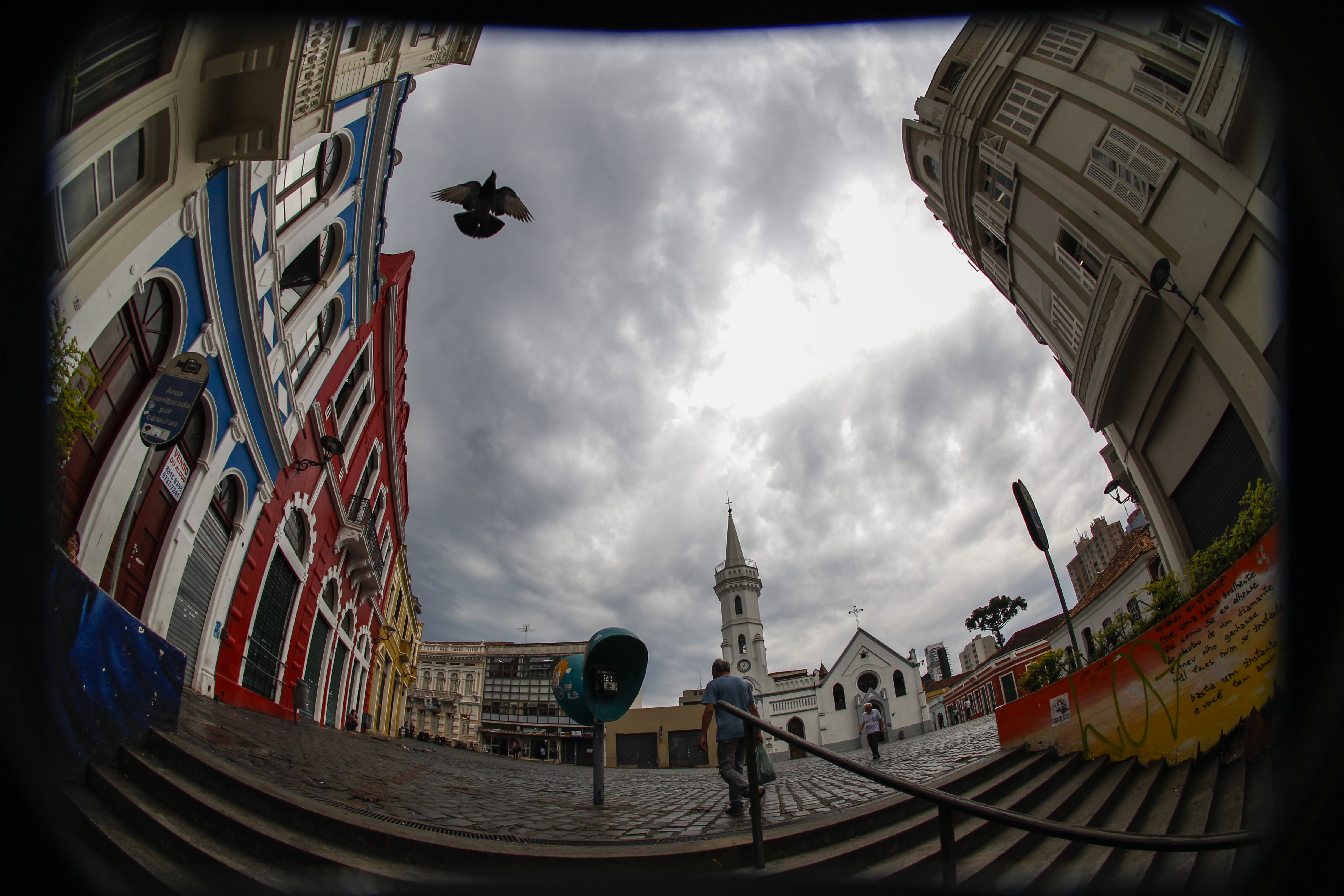 Temperaturas amenas predominam principalmente nos Campos Gerais e em Curitiba e Região Metropolitana,onde há variação de de 12ºC a 24ºC . | Daniel Castellano/Gazeta do Povo
