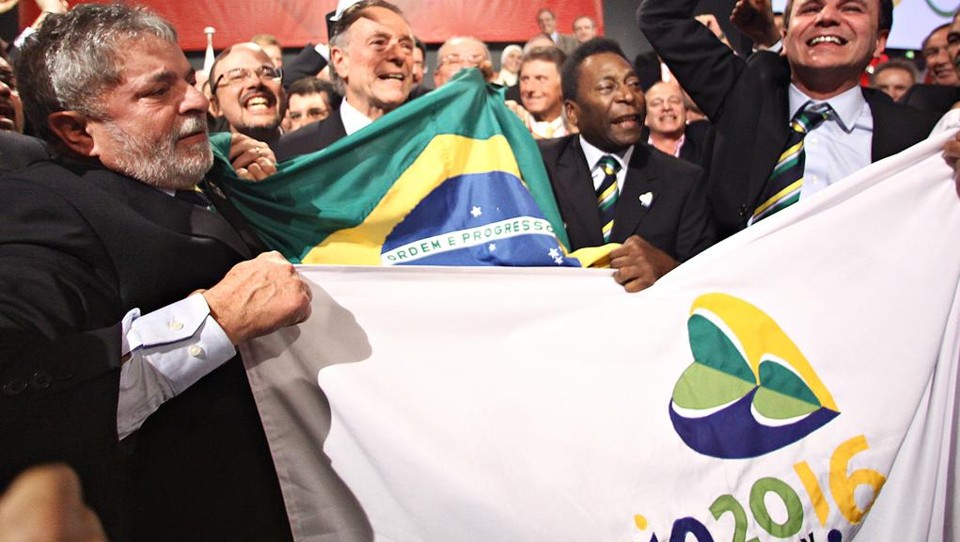 O então presidente Lula comemora junto com a delegação brasileira a escolha do Rio de Janeiro como cidade-sede das Olímpiadas de 2016 . | Ricardo Stuckert/PR