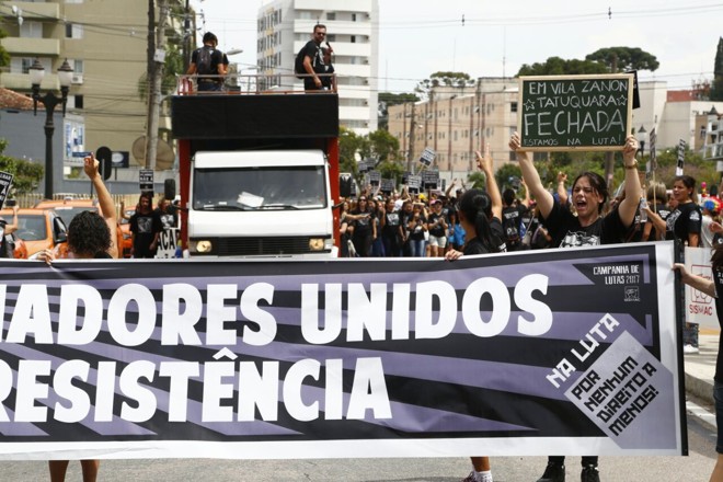 Com cartazes e carro de som, professores caminham pelo Centro Cívico. | Henry Milleo/Gazeta do Povo