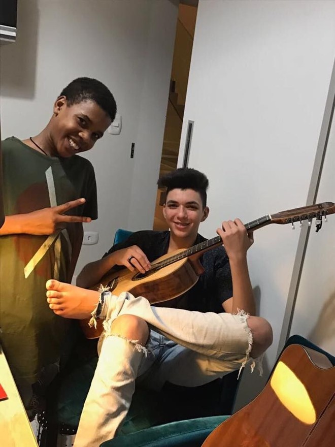 Com Juan Carlos Poca, paranaense que está na final do reality show deste ano. | Reprodução Facebook