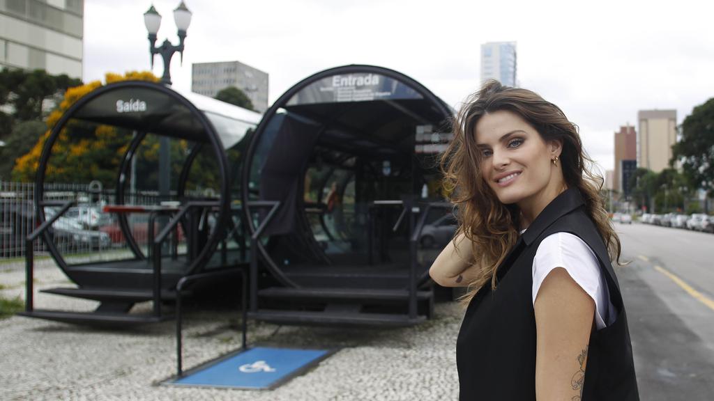 Isabeli lembra da época em que o ônibus era seu principal meio de transporte na cidade. | Jonathan Campos/Gazeta do Povo