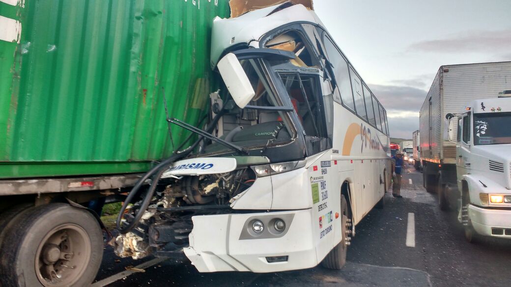 Acidente ocorreu na BR-376 e envolveu caminhã o e ônibus que vinha do Pará | Divulgação PRF/