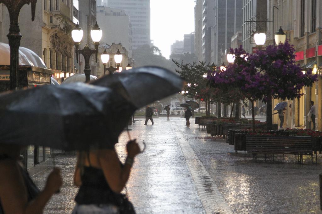 Outono começa na segunda-feira (20), mas a queda nos termômetros e a chuva já aparecem no sábado (17). | Daniel Castellano/Gazeta do Povo