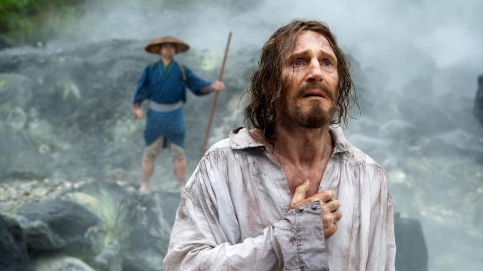 Liam Neeson faz o padre Ferreira, mentor do protagonista Sebastião Rodrigues (Andrew Garfield). | Kerry Brown/Paramount Pictures