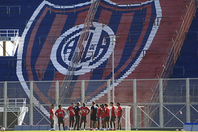 Equipe do Atlético faz o reconhecimento do gramado do Nuevo Gasómetro. | Albari Rosa/Gazeta do Povo