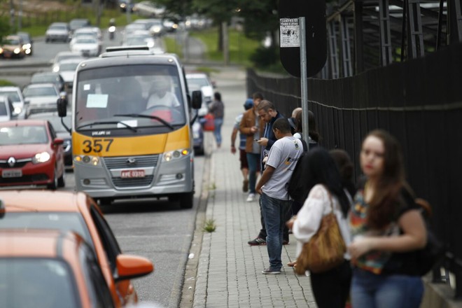 Nos arredores do terminal do Santa Cândida, pessoas esperam caronas, taxis ou vans para substituir o transporte público. | Jonathan Campos/Gazeta do Povo