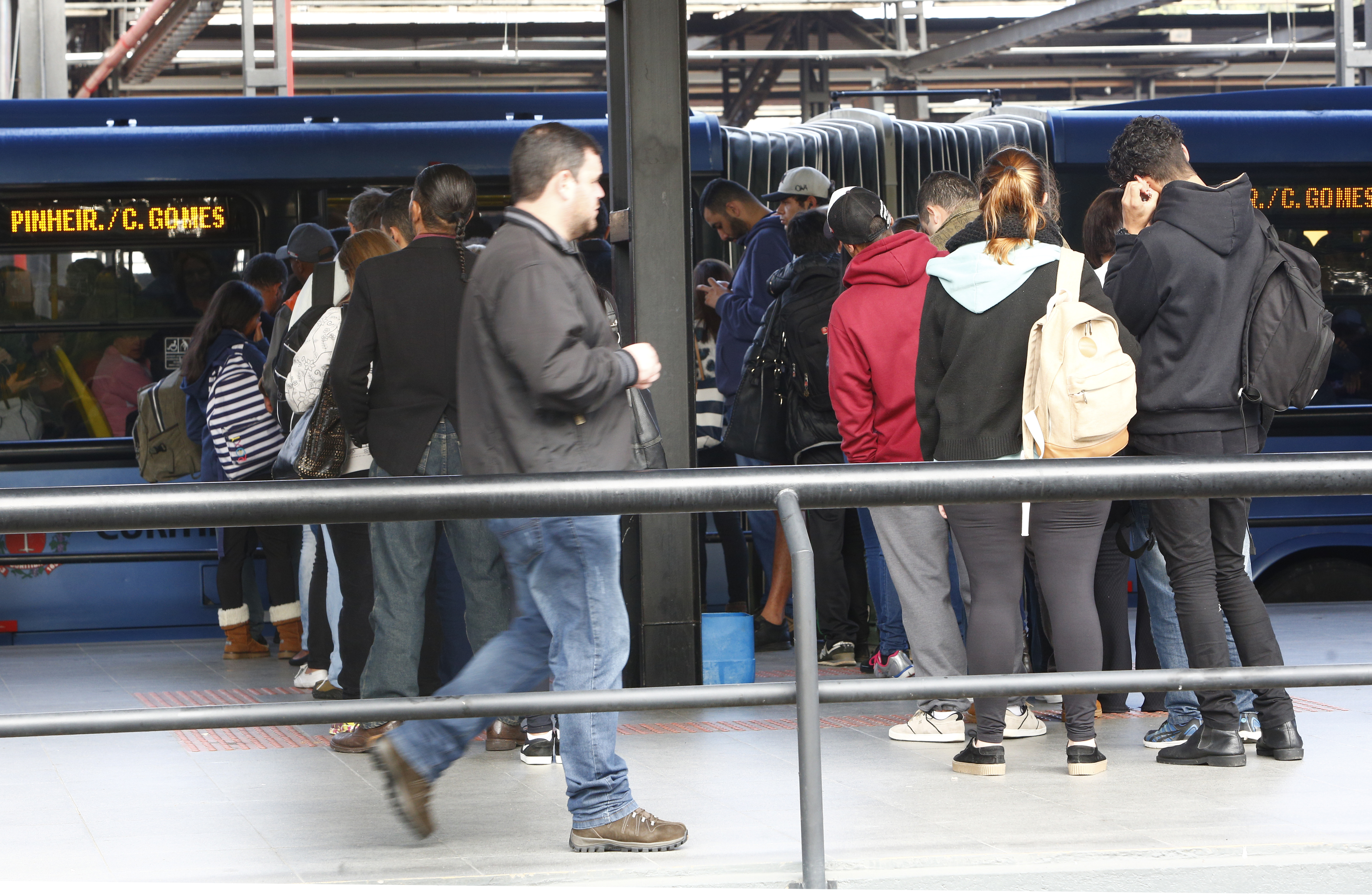 Durante a greve do transporte, passageiros enfrentaram longas esperas e ônibus lotados | Aniele Nascimento/Gazeta do Povo