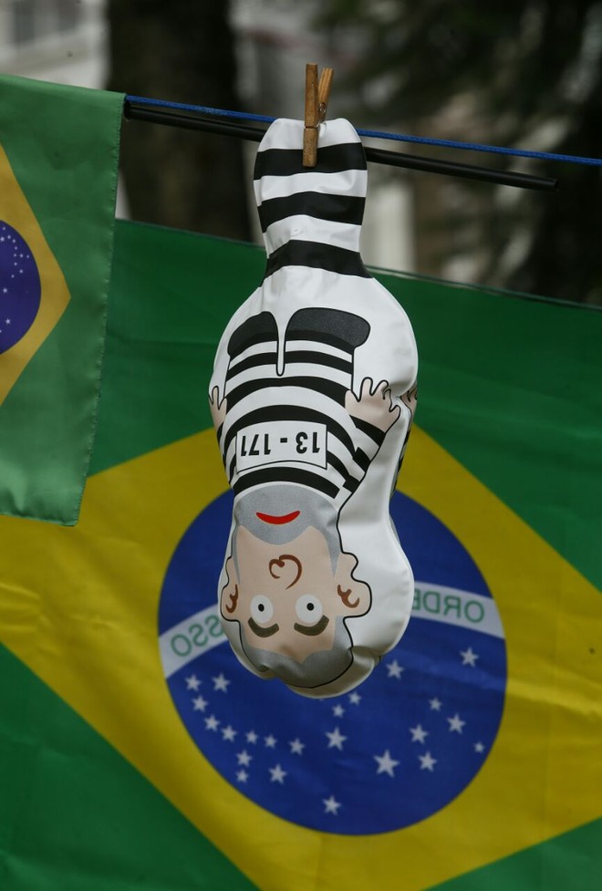 O boneco Pixuleco, que ficou conhecido nas manifestações pró-impeachment de 2016, voltou às ruas neste domingo (26). | Aniele Nascimento/Gazeta do Povo