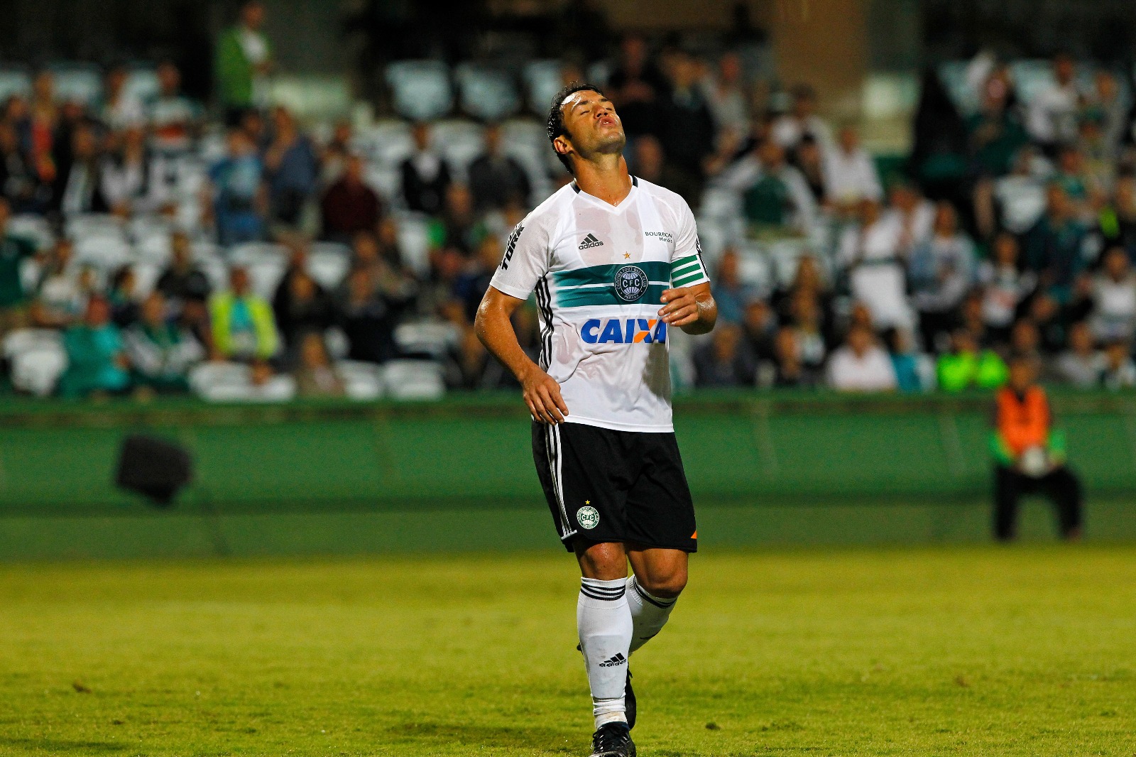 Kleber Gladiador lamenta o gol perdido diante do Rio Branco. | Antônio More/Gazeta do Povo