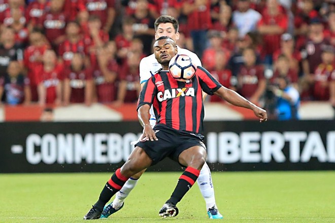 Nikão domina a bola à frente do marcador: meia apareceu bastante nos lances ofensivos do Furacão. | Albari Rosa/Gazeta do Povo