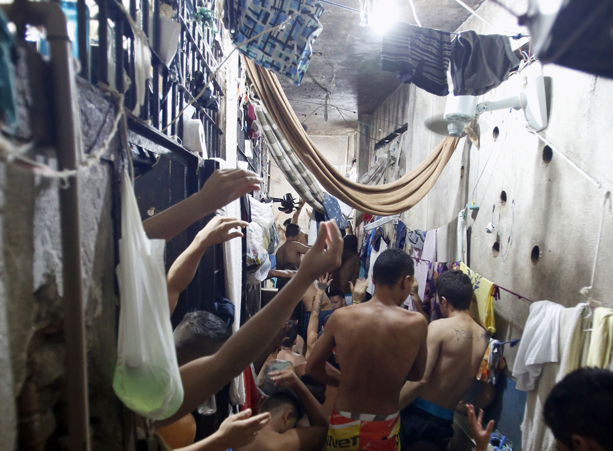 Delegacias de polícia abrigam cinco vezes mais presos do que a real capacidade do sistema. | Atila Alberti/Tribuna do Parana