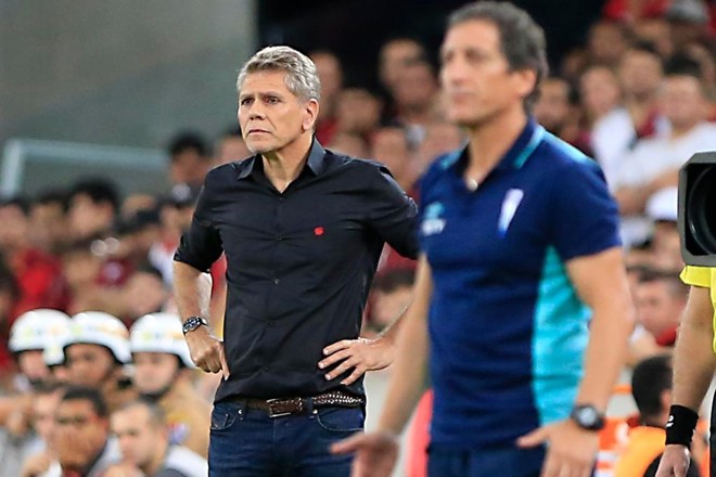 O técnico atleticano Paulo Autuori tenso durante o confronto com a Católica, mesmo com o placar favorável na estreia da fase de grupos da Libertadores. | Albari Rosa/Gazeta do Povo
