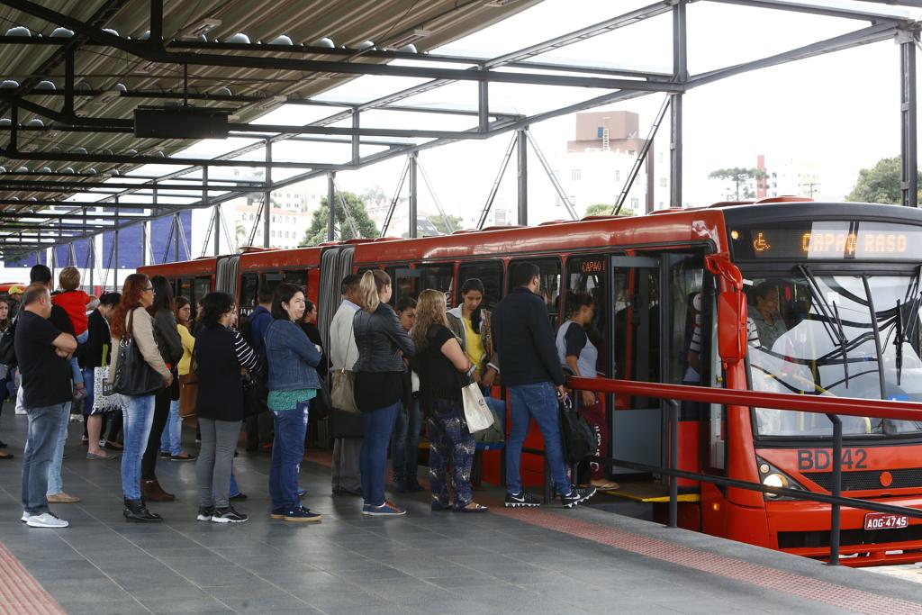 Gestão de Rafael Greca está apostando em uma perda de 2% no total de passageiros transportados em 2017 | Aniele Nascimento/Gazeta do Povo
