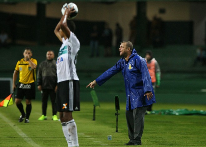 Reginaldo Vital orienta seus jogadores na partida contra o Coritiba. | Daniel Castellano/Gazeta do Povo