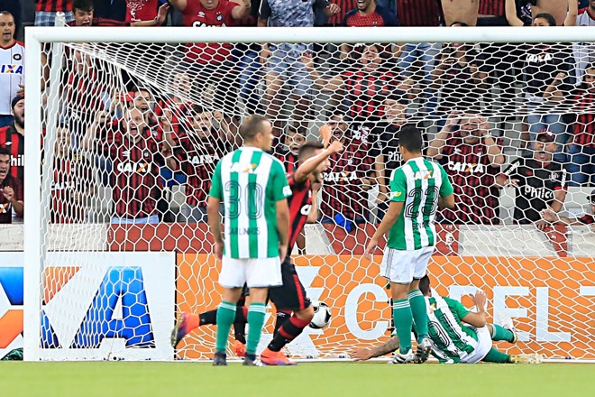E teve mais bola na rede do Coritiba: no finalzinho do clássico, o Furacão amplia a vantagem e decreta a vitória dentro de casa. | Albari Rosa/Gazeta do Povo