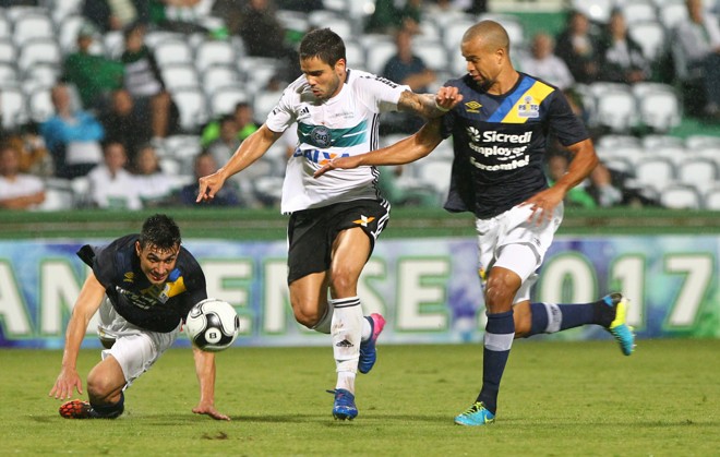 Coritiba no ataque com Henrique Almeida: o Alviverde não deu sossego para o PSTC. | Daniel Castellano/Gazeta do Povo