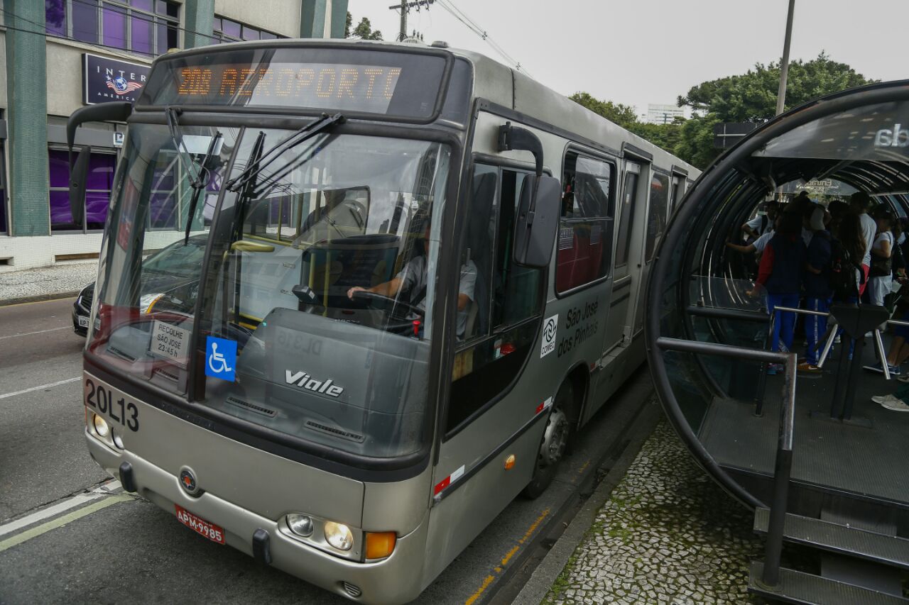 Das quatro estações-tubo que o Ligeirinho Aeroporto não vai mais passar está a do Círulo Militar, no Centro de Curitiba. | Henry Milléo/Gazeta do Povo