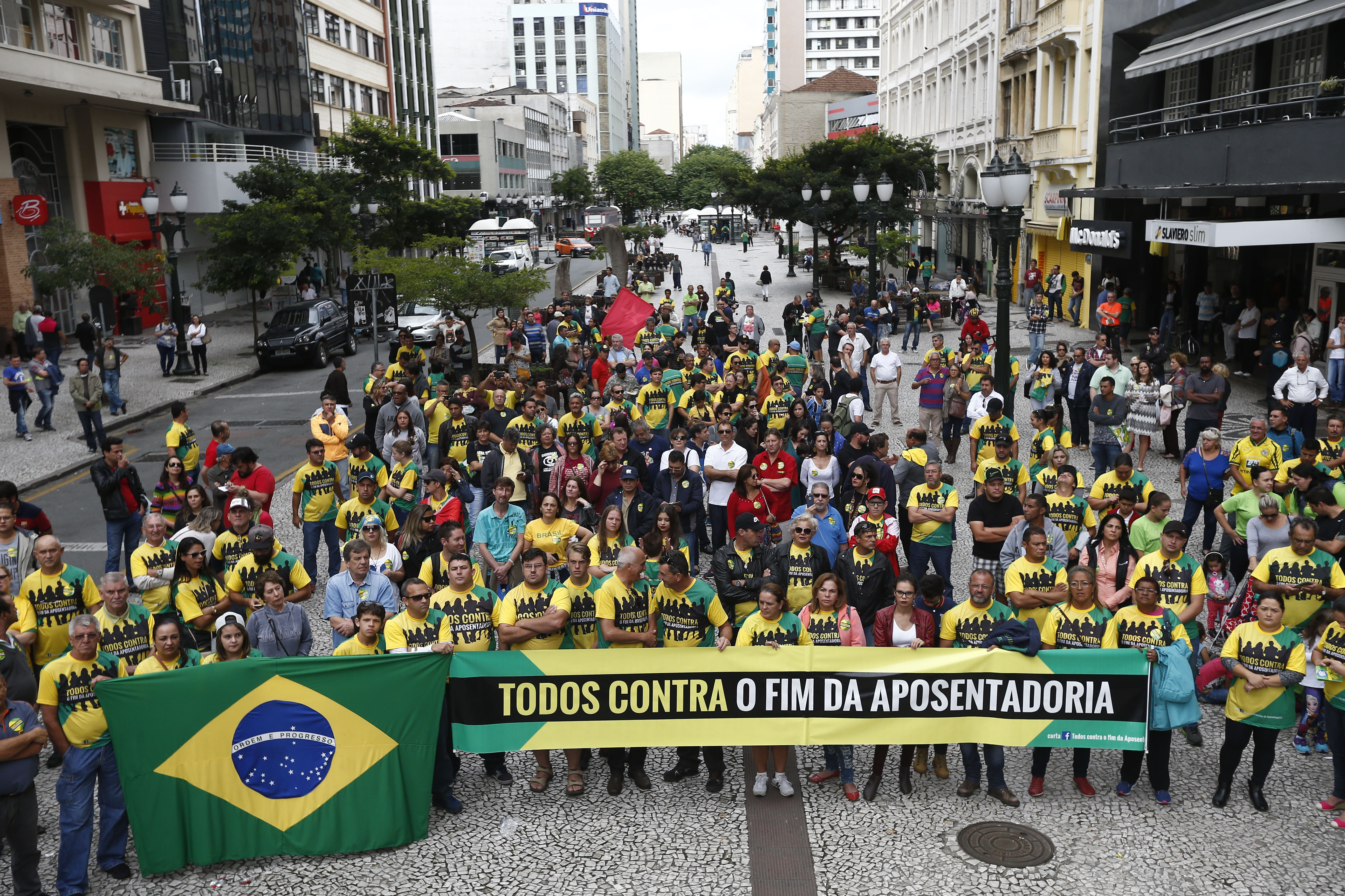 Manifestação na Boca Maldita neste domingo reuniu trabalhadores contra terceirização | Felipe Rosa/TRIBUNA DO PARANA