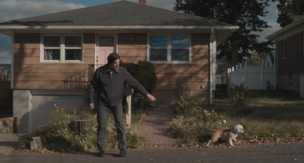 O ator Adam Driver e o bulldogue Marvin em cena de “Patterson”: filme do ano? | /