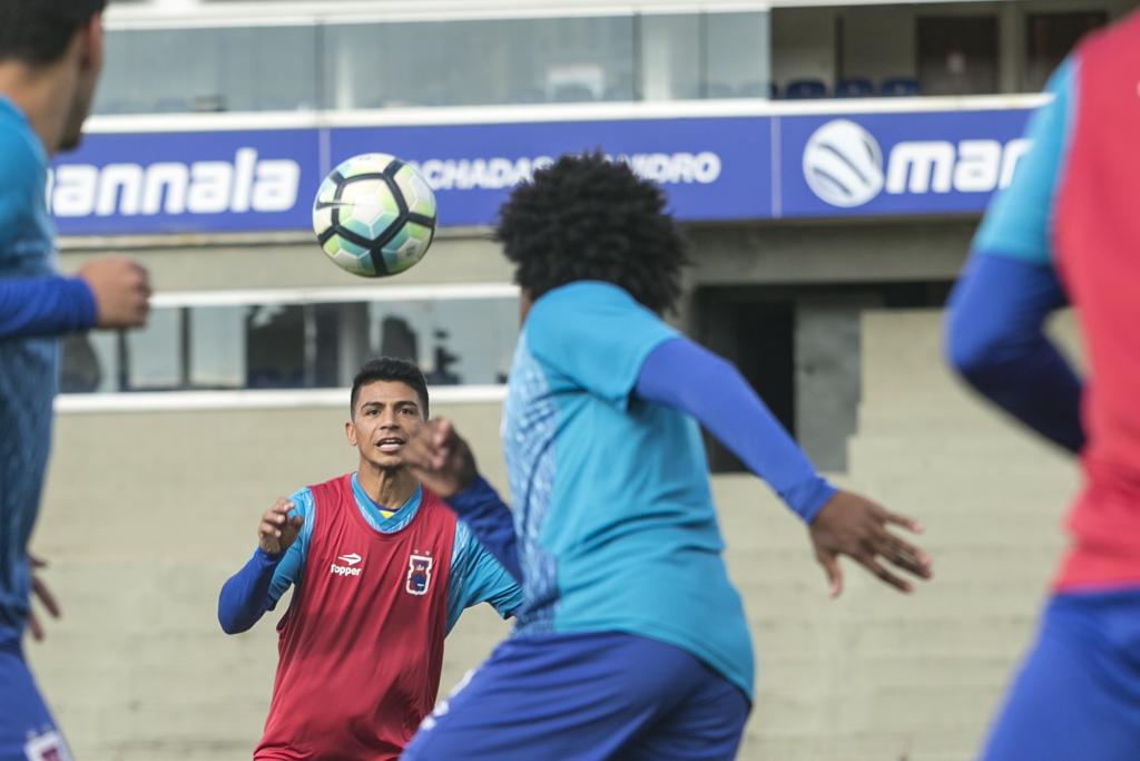Renatinho, ao centro, desperta o interesse de outros clubes. | Marcelo Andrade/Gazeta do Povo