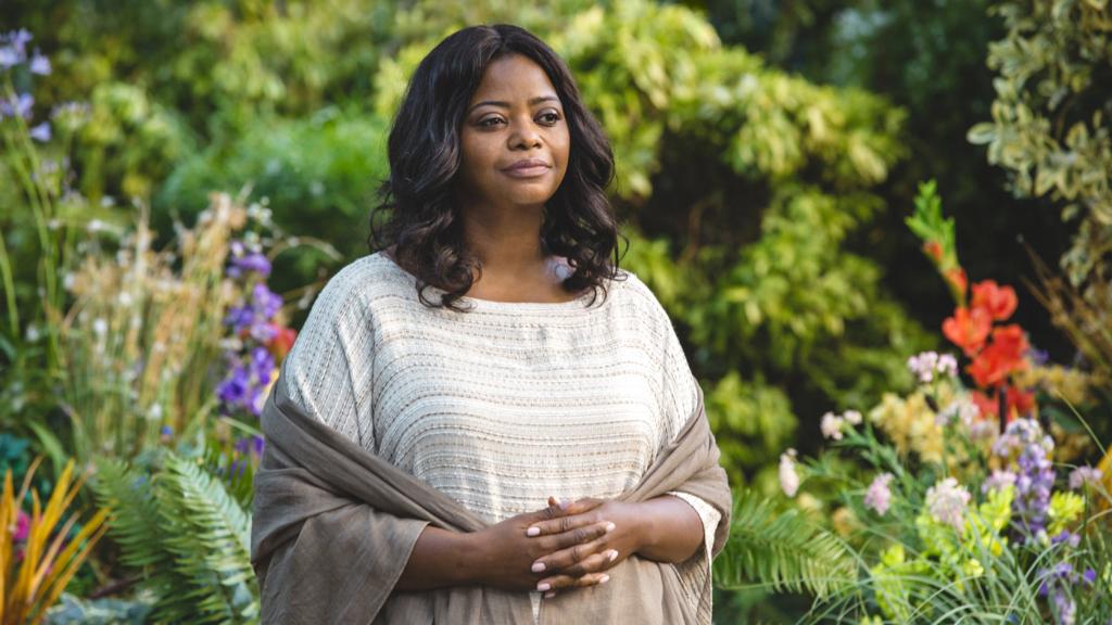 A atriz em cena como “Papai”, um dos nomes divinos em filme que adapta best-seller. | Divulgação/