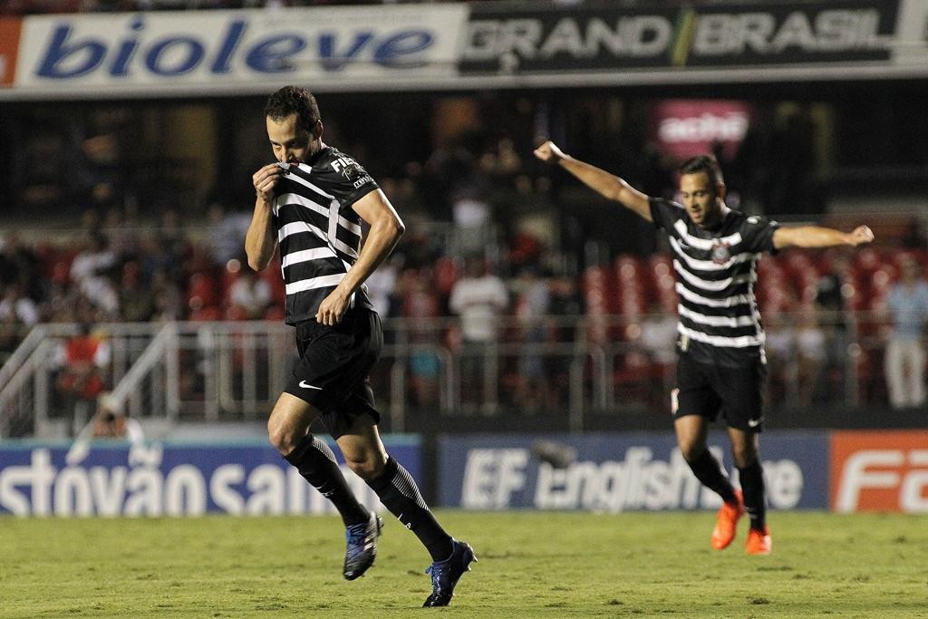 Rodriguinho comemora o segundo gol do Corinthians em pleno Morumbi.