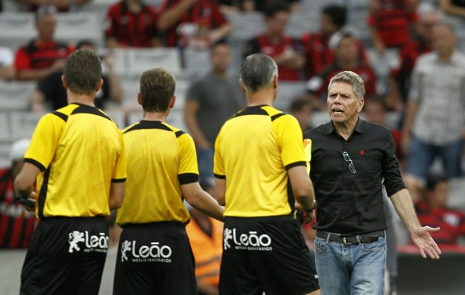 Paulo Autuori reclamou com a arbitragem após o fim do primeiro tempo e acabou expulso. | Jonathan Campos/Gazeta do Povo