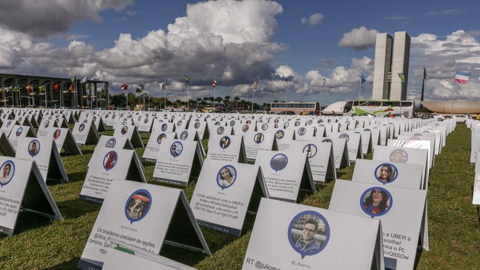 Uber levou 3 mil placas para frente do Congresso nesta terça-feira (4) com mensagens em favor aos aplicativos de transporte | Nick Elmoor/Divulgação/Uber